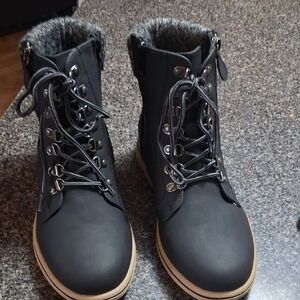 Women’s Lace-Up Winter Boots - Black Size 8.5 XW